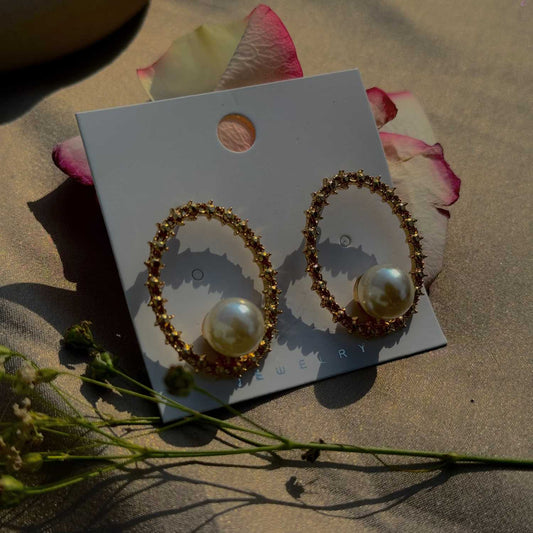Gilded Oval Serenity Earrings: Pearly Embrace - IY0473